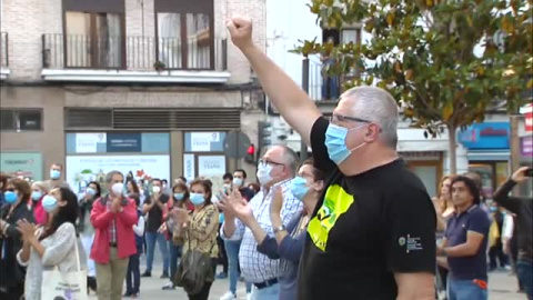 Decenas de personas rinden homenaje a Anguita en la plaza del Ayuntamiento de Córdoba