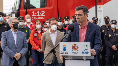 El presidente del Gobierno, Pedro Sánchez, interviene en una rueda de prensa durante su visita al Puesto de Mando Avanzado, a 27 de diciembre de 2021, en El Paso, La Palma, Canarias (España).