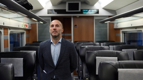 22/11/2021 El alcalde de Ourense, Gonzalo Pérez Jácome, posa dentro del tren que va a efectuar un viaje por el nuevo tramo de alta velocidad