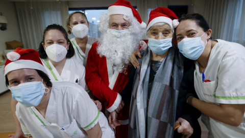 24/12/2021 Nicosio y Lola posan con trabajadores de la residencia Domus VI el día de Nochebuena