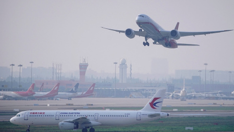 Un avión de China Eastern despegando