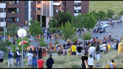 Varios vecinos en Mirasierra protestan contra el Gobierno