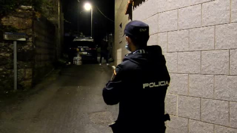 Un hombre de 44 años armado, atrincherado junta a su madre en una vivienda en Cea