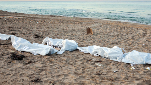 Varios cadáveres tapados con plásticos en la playa libia de Qasr Khiyar, a 70 kilómetros de Trípoli, la capital, el 26 de diciembre.