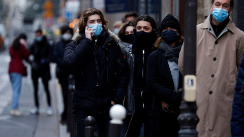 Varias personas hacen cola para las pruebas antes de Navidad, en medio de la propagación de la pandemia en París, Francia, el 23 de diciembre de 2021.