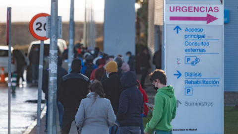 Varias personas esperan la cola para hacerse test Covid-19 en el Hospital Infanta Sofía, a 27 de diciembre de 2021, en San Sebastián de los Reyes, Madrid.