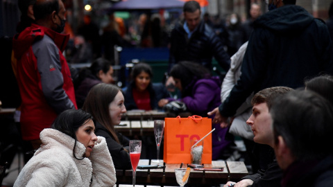 Varios clientes beben en un pub londinense en medio de la propagación de la pandemia de la enfermedad del coronavirus, a 28 de diciembre de 2021.