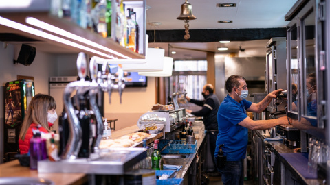 Un trabajador prepara un café durante una jornada marcada por la reapertura de los establecimientos en los municipios vascos pertenecientes a la ‘zona roja’, en Vitoria, a 10 de febrero de 2021.