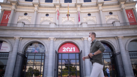 Un hombre con mascarilla frente al Teatro Real, durante el último día en el que es obligatorio el uso de la mascarilla en exteriores, a 25 de junio de 2021, en Madrid.