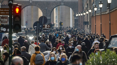 Numerosas personas caminan por la Via di Porta Angelica, en el centro de Roma, este lunes.