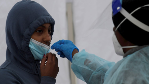 Trabajadores del Laboratorio CORP en coordinación con el Departamento de Salud del Distrito de Columbia realiza pruebas gratis de PCR covid-19 a la población en el parque Farragut Square en Washington DC (EEUU).