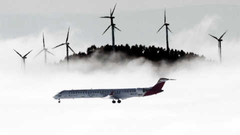 28/12/21. Un avión atraviesa la niebla en Navarra, a 20 de diciembre de 2021.