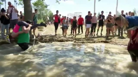 Cuarenta parejas participan en una alocada carrera con la esposa a cuestas