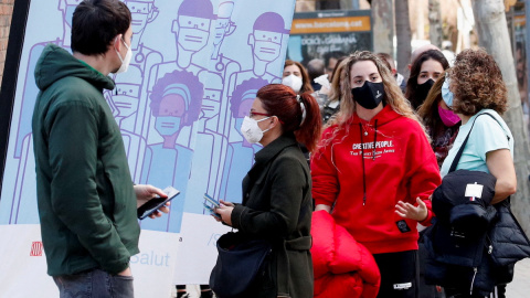 Un grupos de personas hacen cola para recibir la vacuna en el Hospital de Sant Pau de Barcelona, ​​a 27 de diciembre de 2021.