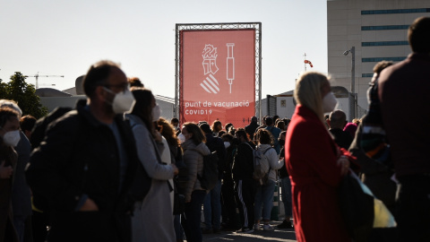 Varias personas acuden a un dispositivo de vacunación contra la Covid-19 en el Hospital de campaña de La Fe, en València, a 15 de marzo de 2021.