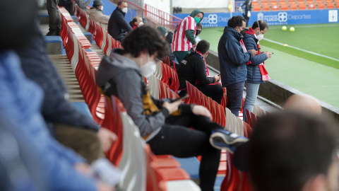 Aficionados en las gradas del estadio Ángel Carro antes del inicio de un partido de Segunda División entre el Club Deportivo Lugo y el Mirandés, a 15 de mayo de 2021, en Lugo.