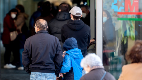 Varias personas esperan la cola para hacerse test Covid-19 en el Hospital Infanta Sofía, a 27 de diciembre de 2021, en San Sebastián de los Reyes, Madrid.