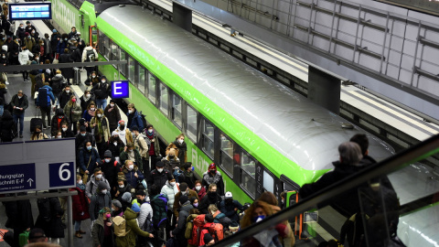 Un grupo de personas caminan en plena pandemia por un andén de la estación central de Berlín, Alemania, el 22 de diciembre de 2021.