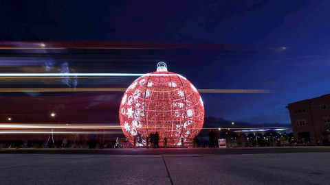 Vista de una gran bola navideña instalada en A Coruña, este martes.