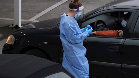 Los sanitarios hacen pruebas PCR a los conductores en el punto autocovid del HUCA (Hospital Universitario de Asturias) este domingo en Oviedo.