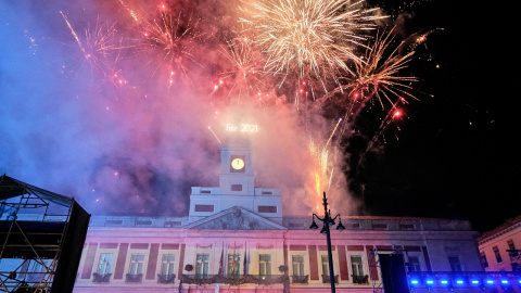 29/12/2021-Una gran pirotecnia recibe al año 2021 en la Puerta del Sol, en Madrid (España), a 31 de diciembre de 2020.