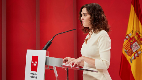 La presidenta de la Comunidad de Madrid, Isabel Díaz Ayuso (c), hace balance del 2021 durante una rueda de prensa convocada este miércoles en la Real Casa de Correos de Madrid.