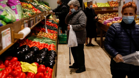 Varias personas en una frutería en Madrid. REUTERS/Susana Vera