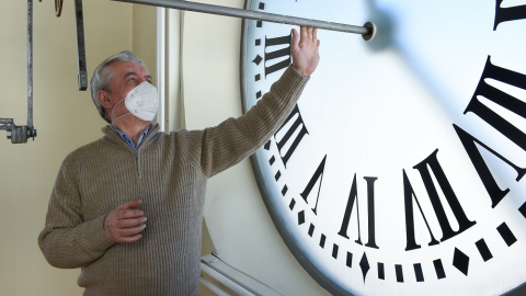 El relojero de la Puerta del Sol, Jesús López–Terradas, posa con el reloj, que lo están preparando para dar las campanadas del próximo 31 de diciembre, en la Puerta del Sol, a 13 de diciembre de 2021, en Madrid, (España).