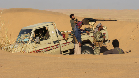 06/12/2021 Los combatientes tribales progubernamentales toman posiciones en una zona desértica al sureste de Marib, Yemen