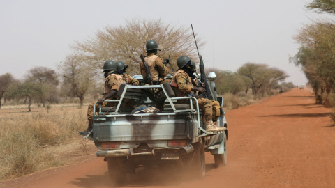 03/03/2019 Soldados de Burkina Faso patrullan en la carretera de Gorgadji en el área del Sahel, Burkina Faso