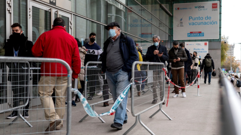 Varias personas hacen cola para la tercera dosis del Covid, en el Wizink Center, a 23 de noviembre de 2021, en Madrid.