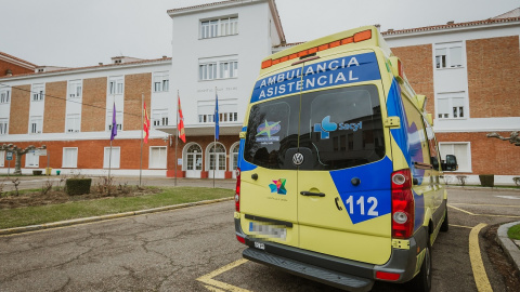 Una ambulancia a las puertas de Hospital General San Telmo , en Palencia, Castilla y León, el 31 de enero de 2021.