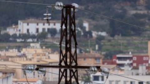 La luz comienza 2022 con una caída del 15% hasta situarse en los 122,63 euros/MWh