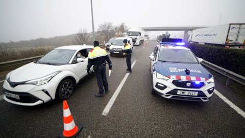 31/12/2021.- Los Mossos d,Esquadra regulan el tráfico en la autopista AP-2 a su paso por Lleida tras el accidente de tráfico múltiple ocurrido esta madrugada a la altura del municipio de Castelldans y que ha provocado dos personas muertas y