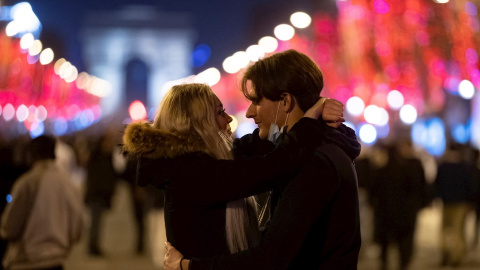 Una pareja en París, Francia, durante la Nochevieja.