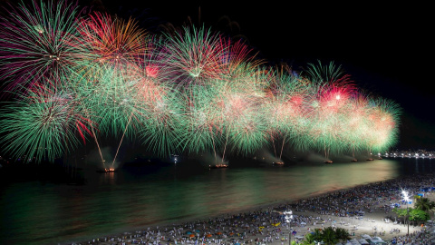 Fuegos artificiales estallan sobre la playa de Copacabana durante la celebración del Año Nuevo, en Río de Janeiro (Brasil).