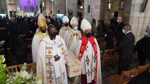 Los miembros del clero cargan el ataúd del difunto arzobispo emérito Desmond Tutu cuando salen de la catedral de San Jorge durante su funeral de estado en Ciudad del Cabo.