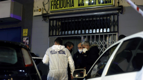 Miembros de la Policía Nacional llegan este martes al lugar donde han fallecido dos personas en un bar que estaba cerrado al público en la localidad madrileña de Parla, al parecer a consecuencia de una explosión en la cocina del establecimi