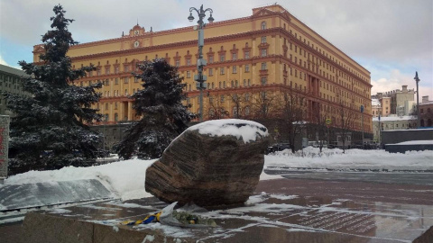 monumento a los presos del GULAG o red de campos de trabajo soviéticos, una gran roca traída del primer GULAG de la historia, el archipiélago de Solovkí, erigido frente a la sede del FSB, antiguo KGB.