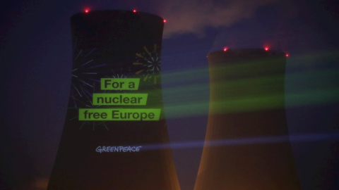 Activistas de Greenpeace proyectan el lema 'Por una Europa libre de armas nucleares' en una de las torres de refrigeración de la central nuclear de Grohnde (Kerncentrale Grohnde - KGW) en Emmerthal, norte de Alemania, el 30 de diciembre 202