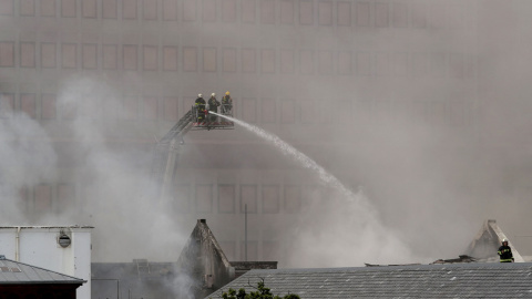 Bomberos trabajan en el incendio que afecta al Parlamento de Sudáfrica, en Ciudad del Cabo, este domingo 2 de enero de 2022.