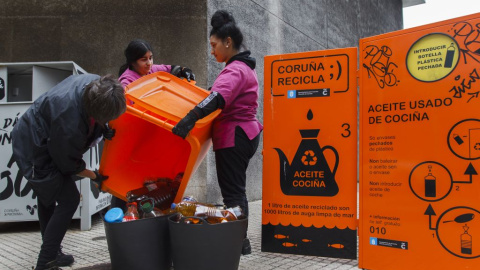 Mulleres Colleiteiras, recogida de aceite vegetal usado en uno de los contenedores de A Coruña.