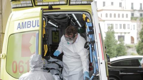 Un jugador del CF Fuenlabrada infectado de Covid-19 llega en ambulancia tras sentirse ‘indispuesto’ al Hospital Quirón trasladado desde el Hotel NH Collection Finisterre, en A Coruña, Galicia (España), a 24 de julio de 2020.