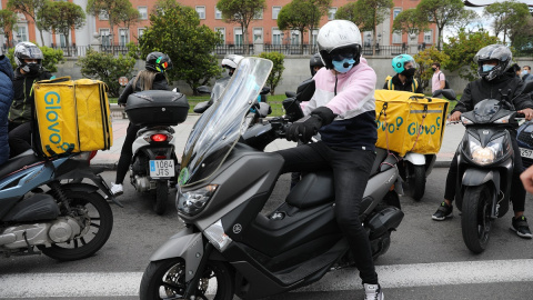 Varios motoristas de Glovo participan en una manifestación en Moncloa, a 11 de mayo de 2021, en Madrid.