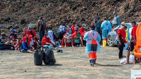 03/01/22. Migrantes que llegaron en patera a Lanzarote reciben atención médica, en Lanzarote, a 14 de septiembre de 2021.