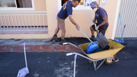 Alivio e ilusión al volver a casa en La Palma con un nuevo paisaje: el volcán