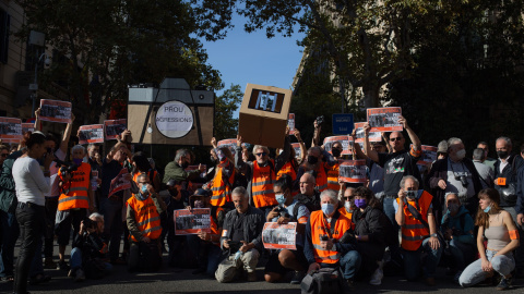 07/10/2021 Un grupo de personas se reúne durante una concentración para pedir la absolución del fotógrafo Albert García ante la Delegación del Gobierno