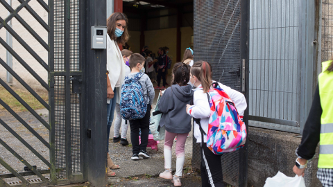 Varios niños y niñas entran al CEIP Manuel Mallo de Nadela, durante el primer día del curso escolar 2021-2022 en Educación Infantil y Primaria, a 9 de septiembre de 2021, en Nadela, Lugo, Galicia