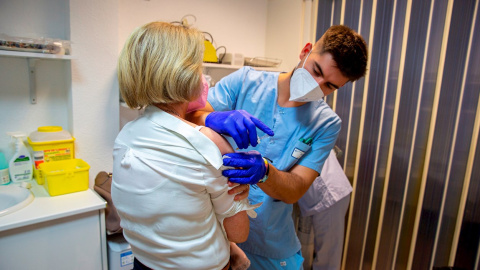 El Servicio Vasco de Salud-Osakidetza inicia este lunes en un centro de salud de Vitoria la vacunación contra la gripe entre los colectivos de riesgo.