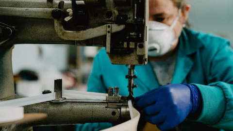 Una trabajadora de la fábrica de Calzados Pitillos en Arnedo (La Rioja) fabrica material sanitario para combatir el coronavirus durante el estado de alarma, a 27 de marzo de 2020.